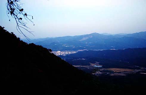 해지고 주변이 어둑해져 속세에 전등이 밝혀지니 산아래 마을이 더 한층 또렷이 보인다. 예전에 울렸던 명고를 다시 울릴 수 있다면 어스름 풍경과 어우러져 환상을 이룰 듯 하다. 